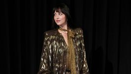 Dakota Johnson pózuje fotografom pri príchode...