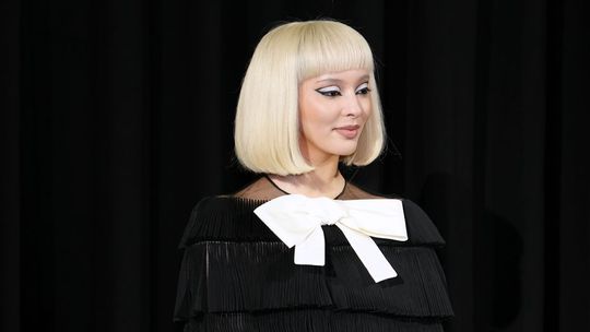 Faouzia pózuje fotografom pri príchode na...