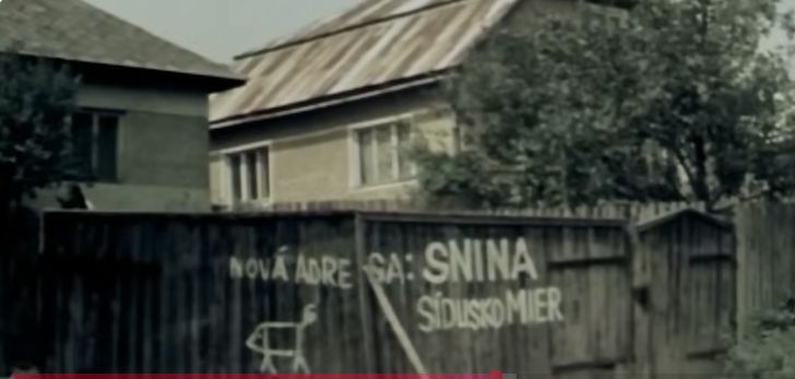 Nápis na plote domov odsúdených na zbúranie:...