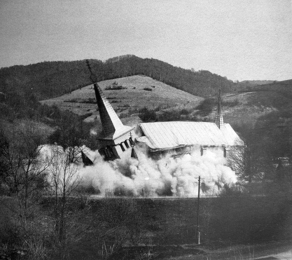 Odstrel kostola v obci Zvala