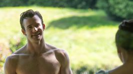 Herec Luke Thompson na zábere jednej zo scén v...