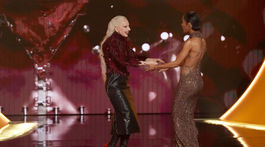 Herečka Teyana Taylor odovzdáva sošku speváčke...