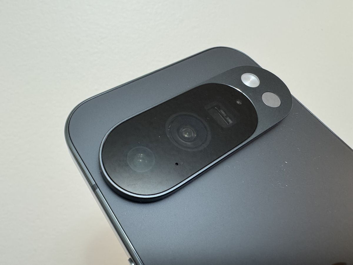 Na zadnej strane sa už tradične nachádzajú tri...