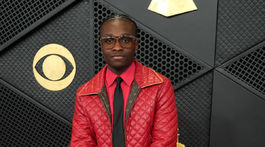 Herec a spevák Miles Caton oblečený v značke Louis Vuitton. 