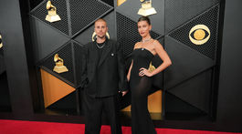 Justin Bieber a jeho manželka Hailey Bieber. On v značke Balenciaga, ona v kreácii Alaia. 