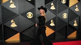 Lainey Wilson v kreácii Guarav Gupta. 