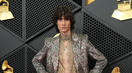 Sombr v kreácii Valentino na 68. ročníku Grammy Awards.
