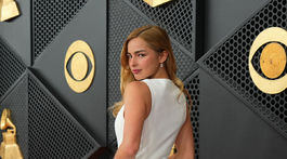 Speváčka Addison Rae prišla v kreácii Alaia. 