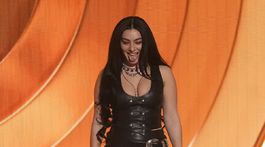 Speváčka Charli xcx prišla odovzdať cenu v kreácii Chrome Hearts. 