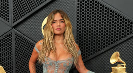 Speváčka Karol G v odhaľujúcej kreácii Paolo Sebastian. 