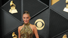 Speváčka Kelsea Ballerini v trblietavej kreácii Etro. 