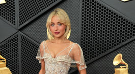 Speváčka Sabrina Carpenter prišla v kreácii Valentino. 