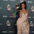 Speváčka Tyla so soškou Grammy a oblečená v archívnej kreácii DSQuared2.