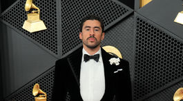 Spevák a raper Bad Bunny v obleku Schiaparelli Haute Couture.