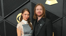 Spevák a skladateľ FINNEAS a jeho partnerka Claudia Sulewski.