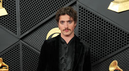 Spevák Benson Boone v značke Giorgio Armani. 