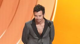 Spevák Harry Styles oblečený v značke Dior Men. 