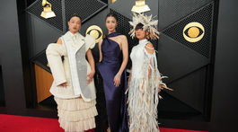 Zľava: Audrey Nuna, EJAE a Rei Ami na 68. ročníku cien Grammy Awards.