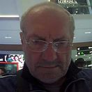 Poznáte tohto pána? Muž nakupoval v Bratislave cudzou kartou, vybral z nej tisíce eur