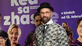 Herec Tomáš Maštalír na premiére filmu Keď sa zhasne. 