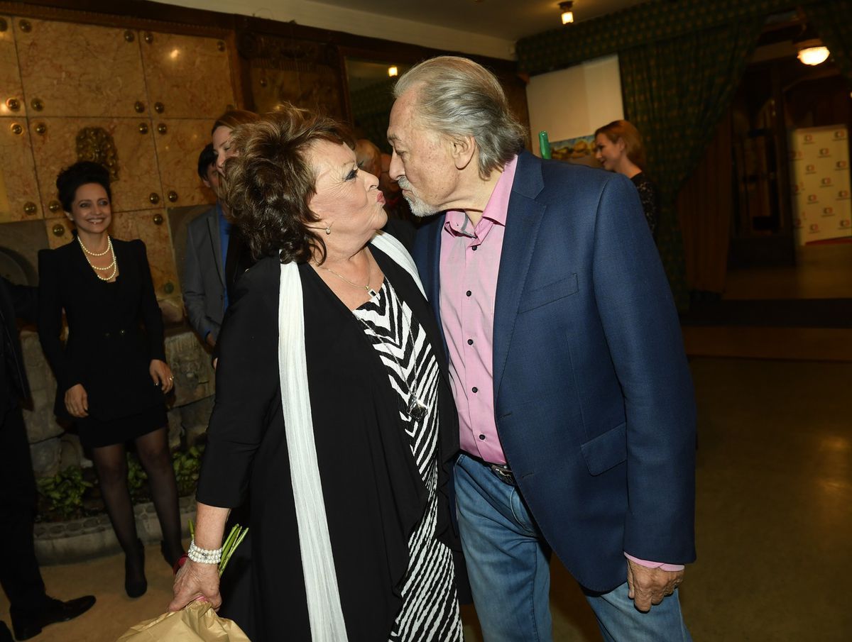 Herečka Jiřina Bohdalová a spevák Karel Gott v...