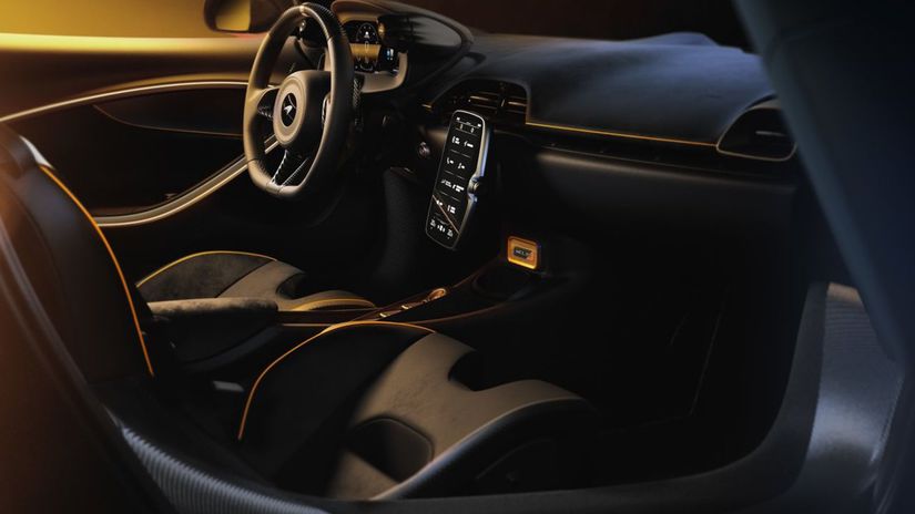 Aj interiér ctí farebnú schému monopostu MCL39.