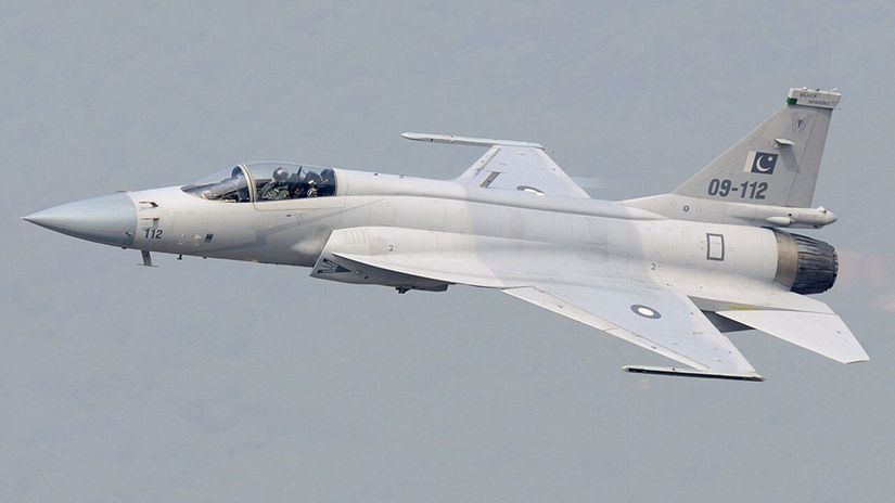 Stíhačka JF-17 v pakistanských farbách
