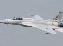 Stíhačka JF-17 v pakistanských farbách