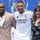 Dáš mi 30 percent z platu, alebo končím. Mbappého mama zarába viac ako osem hráčov Realu