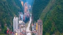 Žiadne parky, verejné priestory. Pol milióna ľudí žije v meste širokom len 30 metrov. Prečo takýto projekt vôbec postavili a prečo sa tam stále býva?