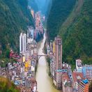 Žiadne parky, verejné priestory. Pol milióna ľudí žije v meste širokom len 30 metrov. Prečo takýto projekt vôbec postavili a prečo sa tam stále býva?