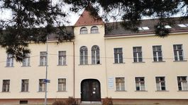 Bol vulgárny a agresívny bitkár, hovoria o Adamovi, ktorý v škole strieľal na spolužiakov. So zbraňou útočil aj deň predtým