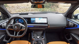 Za volantom BMW X3 xDrive40d - interiér