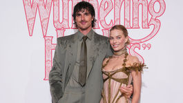 Romantika, aká sa len tak nevidí: Elordi v daždi na červenom koberci chránil Margot Robbie, tá vyrazila dych korzetovými šatami 