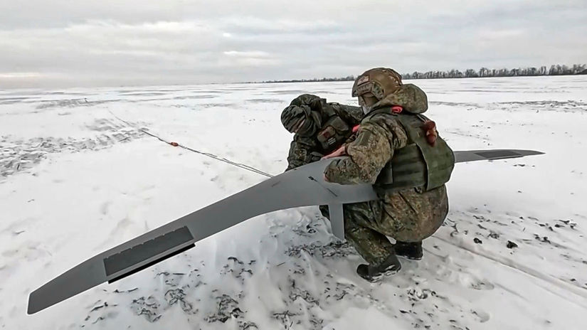 Ruskí vojaci pripravujú dron na nezverejnenom...