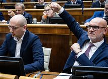 Poslanci za SaS Karol Galek a Branislav Gröhling