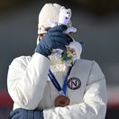 Čo sa to deje? Hviezdny biatlonista po zisku medaily plakal od nešťastia. Keď v priamom prenose prehovoril do kamery, Nórsko stuhlo