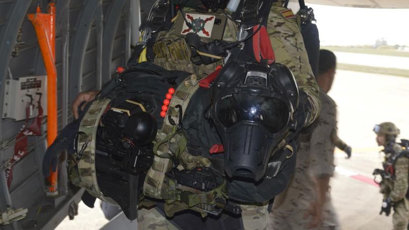 Belgický ovčiak Lucas s kyslíkovou maskou