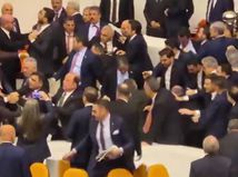 bitka v tureckom parlamente, Reuters - NEPOUŽÍVAŤ