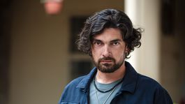 Herec Vladimír Čema v seriáli Miša v Košiciach. 