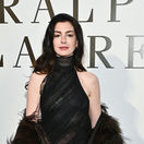 Herečka Anne Hathaway pred prehliadkou Ralph Lauren Jeseň/Zima 2026.