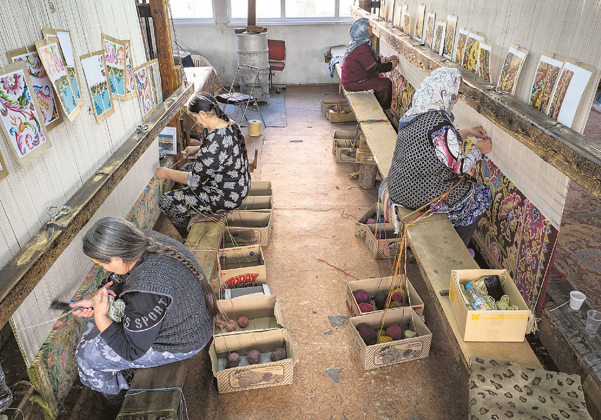 Stroj zvládne vyrobiť koberec s použitím...