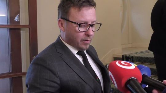 VIDEO: Kotlár prezentoval na vláde výsledky v utajenom režime