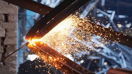 Pracovníci opravujú elektráreň spoločnosti DTEK...