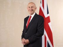 Britský minister obrany John Healey