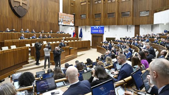 Rada pre mediálne služby by sa mohla zmeniť na nový úrad. Poslanci stopli volebnú novelu a zjednotili pravidlá pre fondy