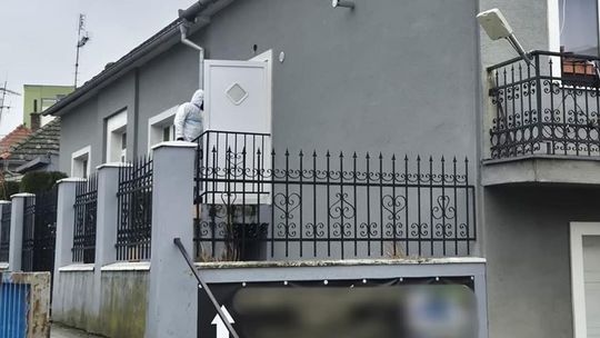 Vyšetrovateľ obvinil muža, ktorý mal brutálne zavraždiť matku s dcérou v Leviciach