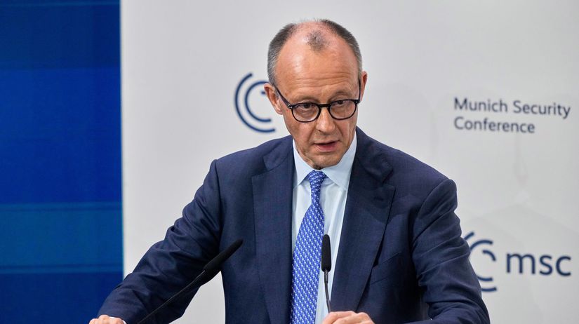 Nemecký kancelár Friedrich Merz počas prejavu...