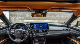 Za volantom Lexusu ES Legacy Edition - interiér