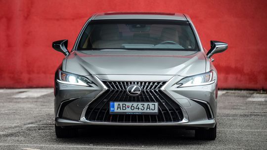 Lexus ES Legacy Edition - test 2025